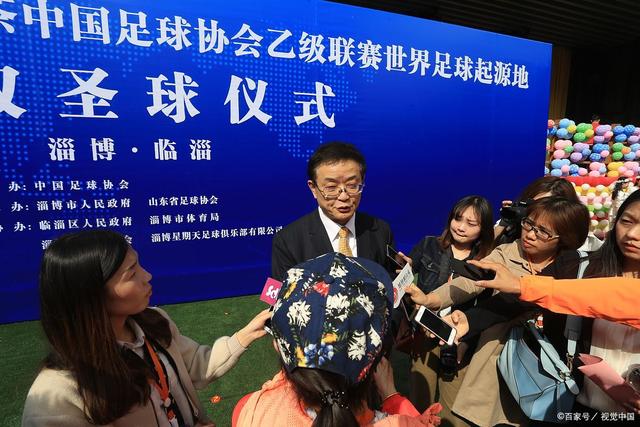 欧冠小组赛精彩回顾：曼城的霸主地位与巴黎的重整之路